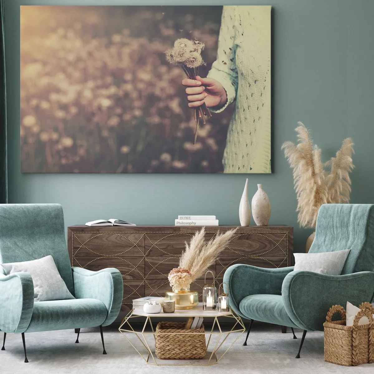 Obraz na płótnie - Dłoń trzymająca dmuchawce na tle rozmytego pola pełnego kwiatów - 70x50cm - Zatrzymaj je, proszę - Nowoczesna dekoracja ścienna do salonu i sypialni ARTTOR