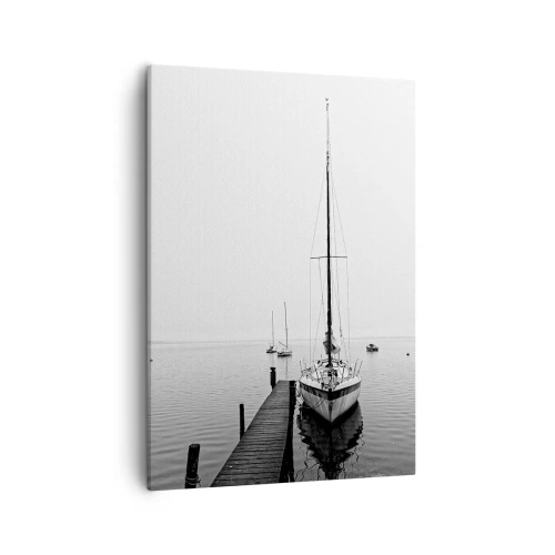 Obraz na płótnie - Czarno-biała fotografia jachtu zacumowanego przy drewnianym pomoście na spokojnym jeziorze - 50x70cm - Gotowy do drogi - Nowoczesna dekoracja ścienna do salonu, kuchni i sypialni ARTTOR