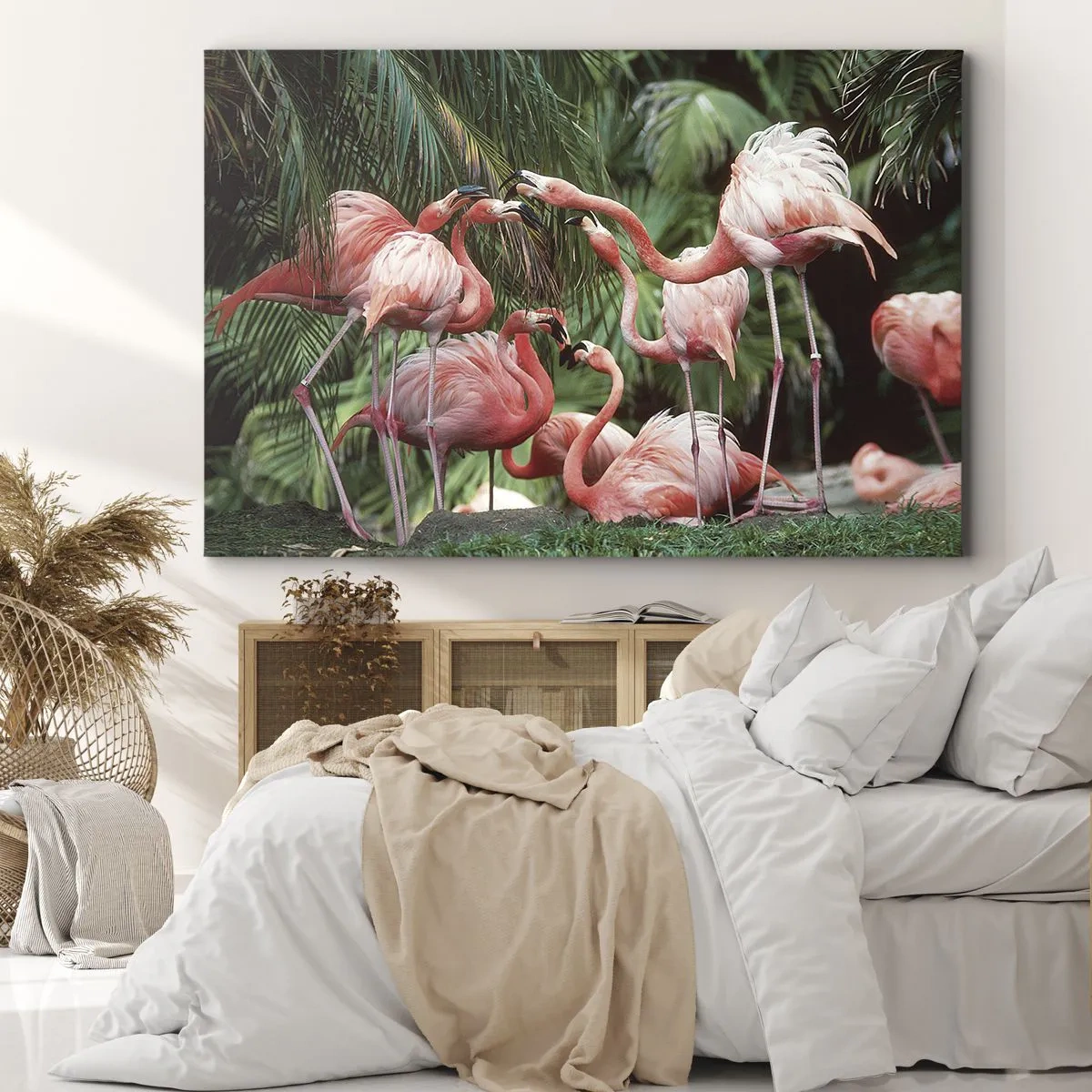 Obraz na płótnie - Grupa flamingów w tropikalnym otoczeniu palm - 120x80cm - Popołudniowe ploteczki - Nowoczesna dekoracja ścienna do salonu, kuchni i sypialni ARTTOR