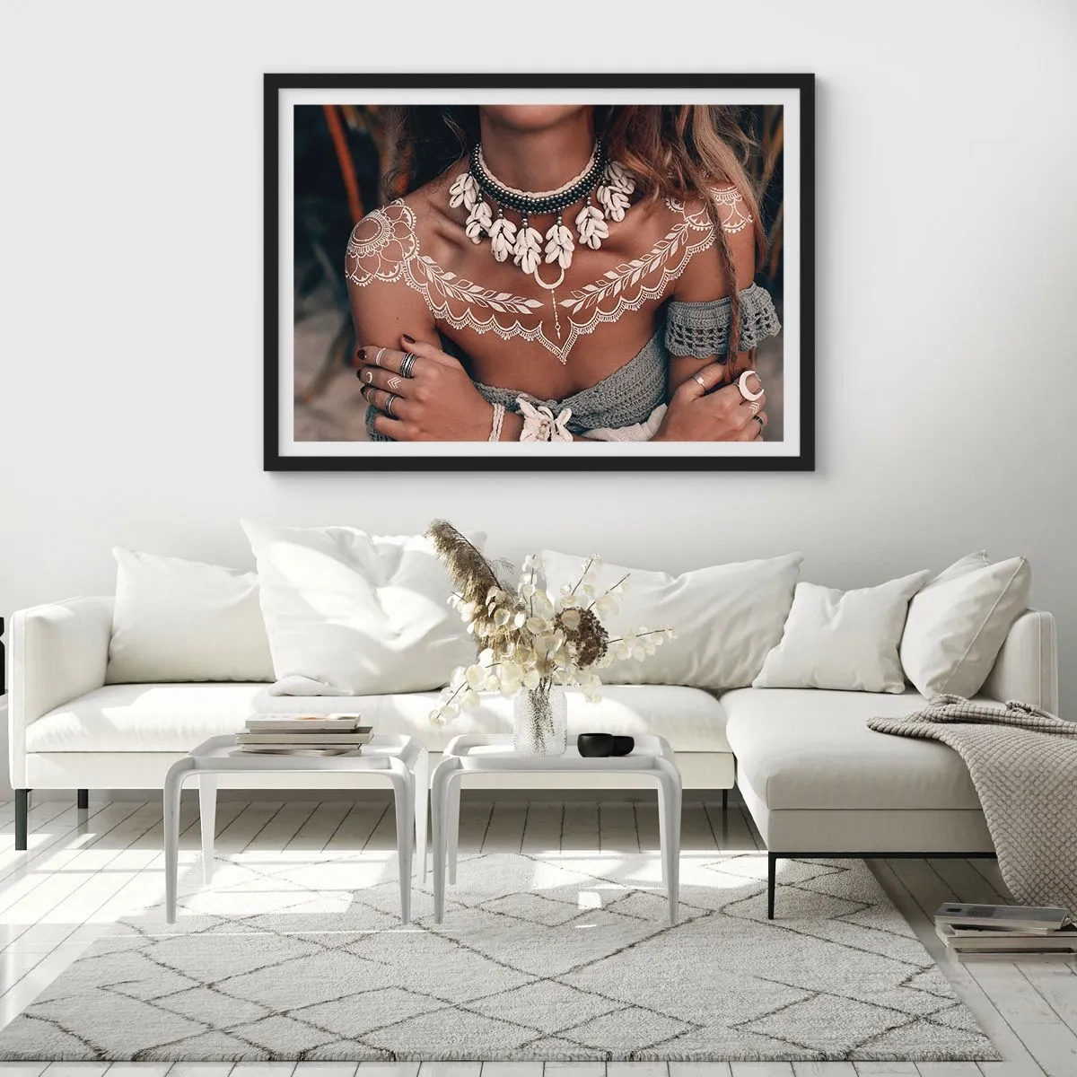Plakat w czarnej ramie - Styl boho z biżuterią z muszli i koronkowym wzorem - 70x50cm - Talizmany, rytuały kobiecości - Nowoczesna dekoracja ścienna do salonu i sypialni ARTTOR