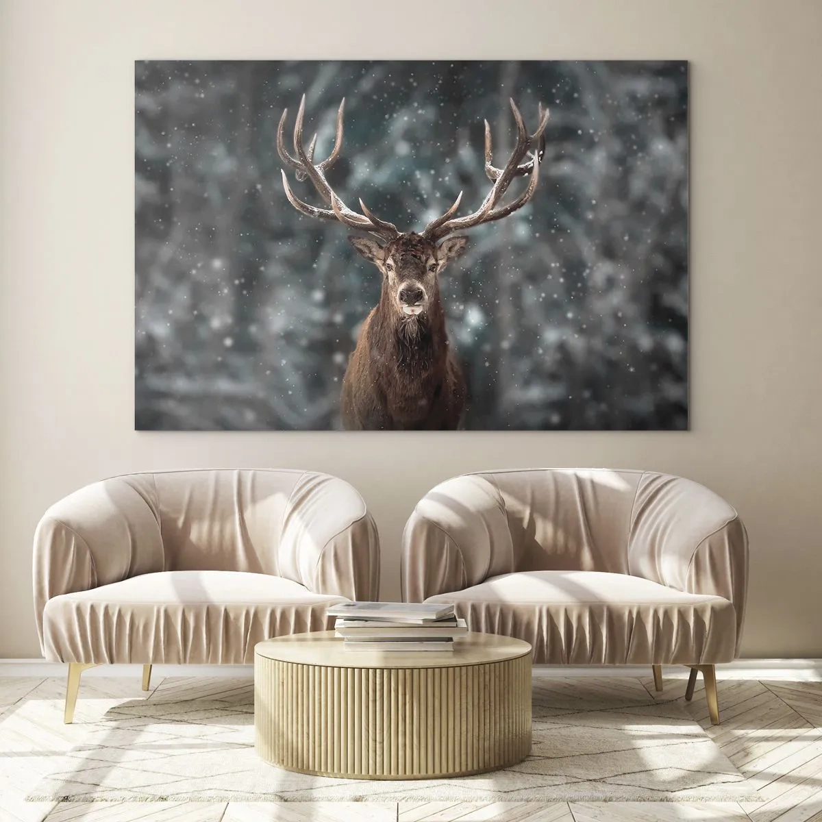 Obraz na szkle - Dumny jeleń w zimowym lesie wśród padającego śniegu - 70x50cm - Król lasu ukoronowany - Nowoczesna dekoracja ścienna do salonu i sypialni ARTTOR