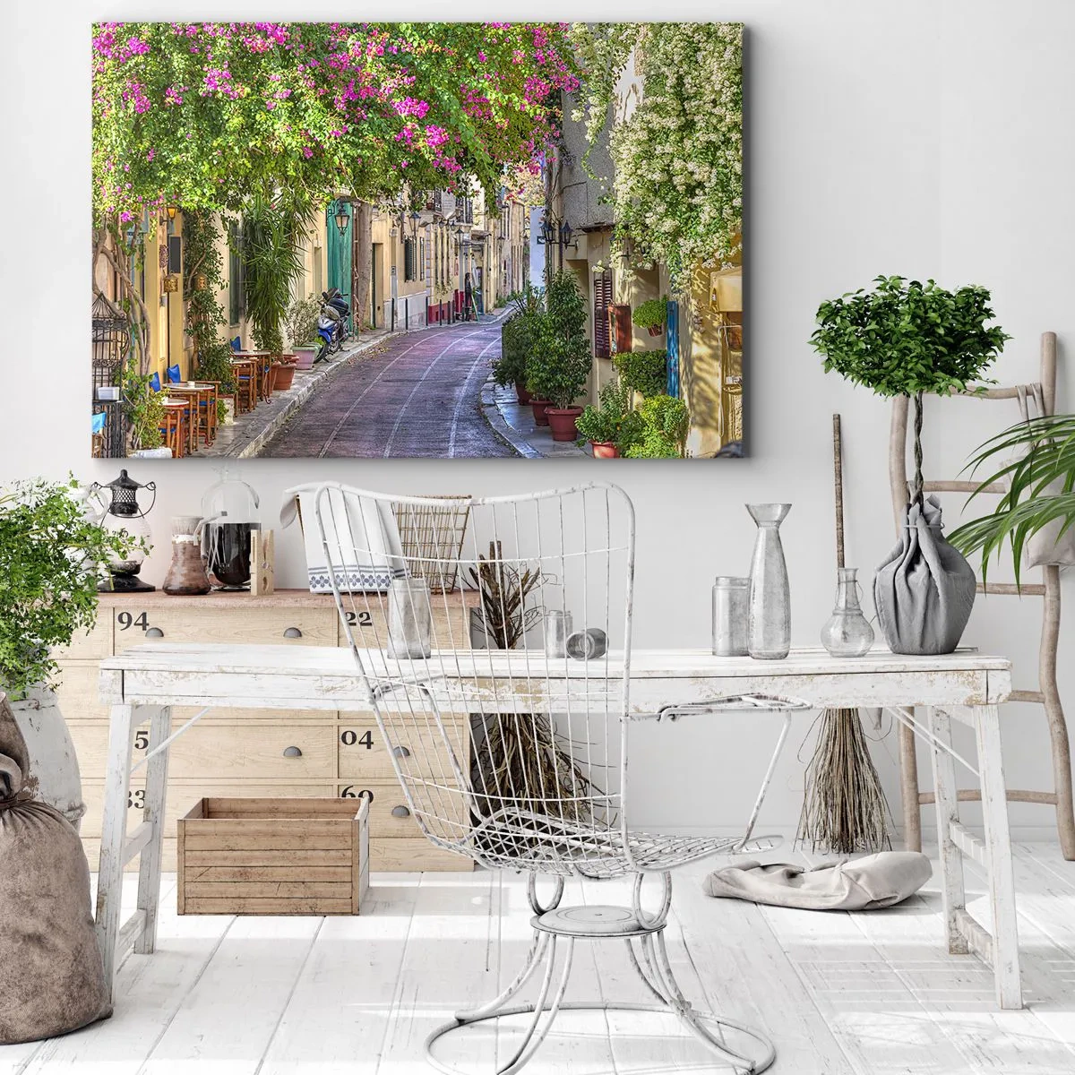 Obraz na płótnie - Urokliwa uliczka z kwitnącymi pnączami i kawiarnianymi stolikami - 70x50cm - Kwitnący zaułek - Nowoczesna dekoracja ścienna do salonu i sypialni ARTTOR