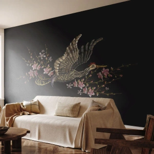 Fototapeta Standard Eco - Elegancki żuraw wśród kwitnących gałązek na czarnym tle - 100x70cm - Egzotyczny, haftowany ptak - Nowoczesna dekoracja ścienna do salonu i sypialni ARTTOR