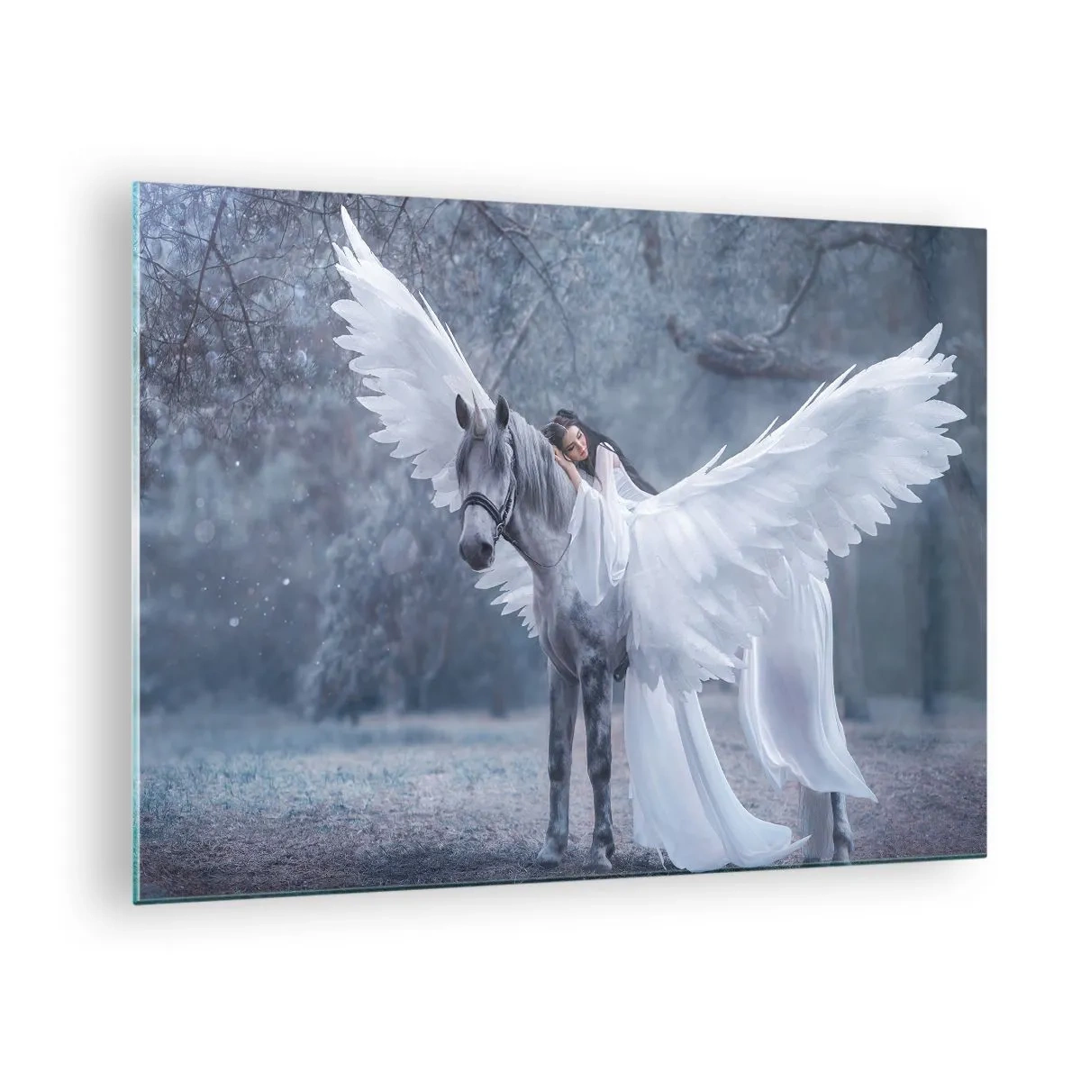 Obraz na szkle - Pegaz z białymi skrzydłami i kobietą w sukni w mistycznym lesie - 70x50cm - Natchniona chwila - Nowoczesna dekoracja ścienna do salonu i sypialni ARTTOR