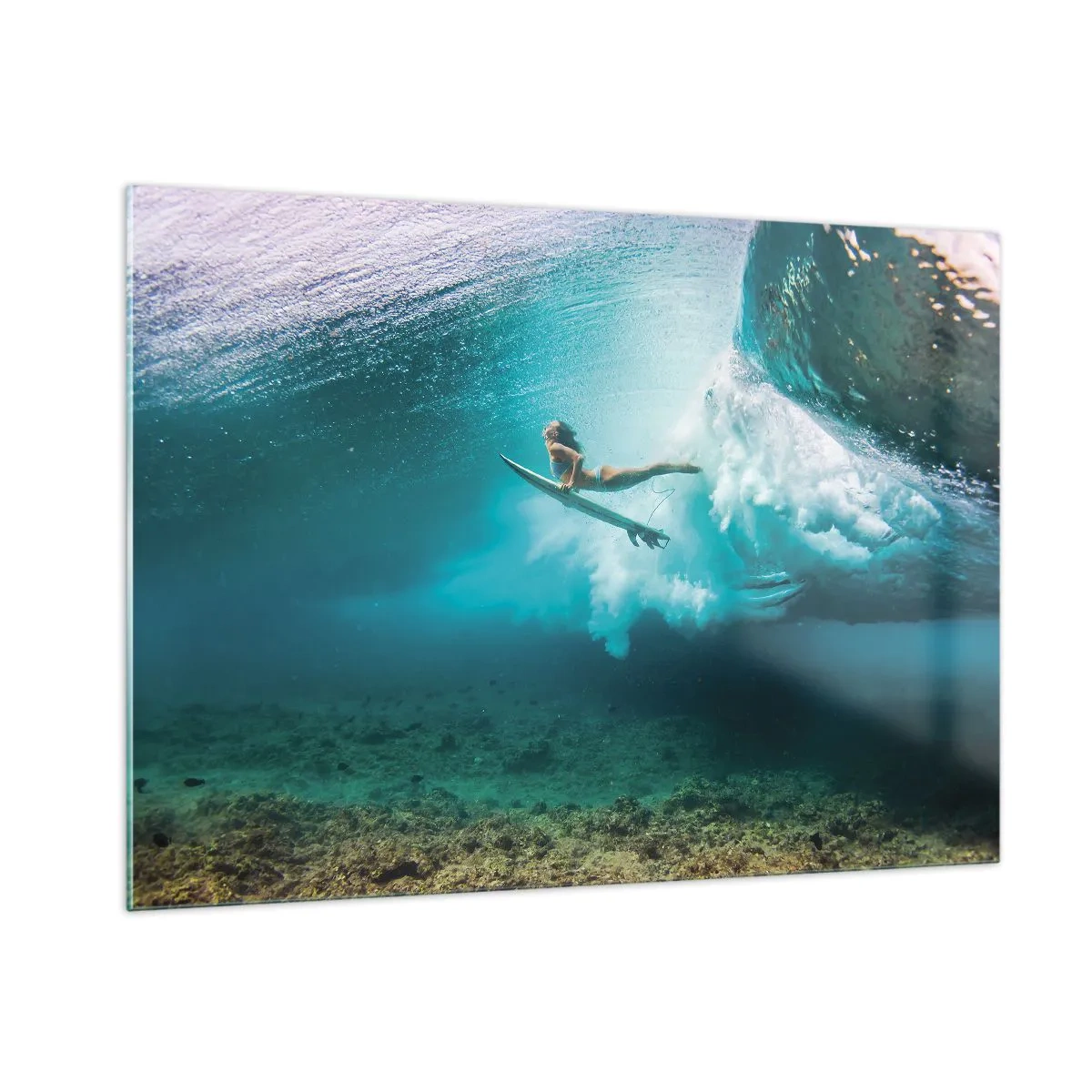 Obraz na szkle - Surferka pod wodą wśród fal z deską surfingową - 100x70cm - Podwodny świat - Nowoczesna dekoracja ścienna do salonu, kuchni i sypialni ARTTOR