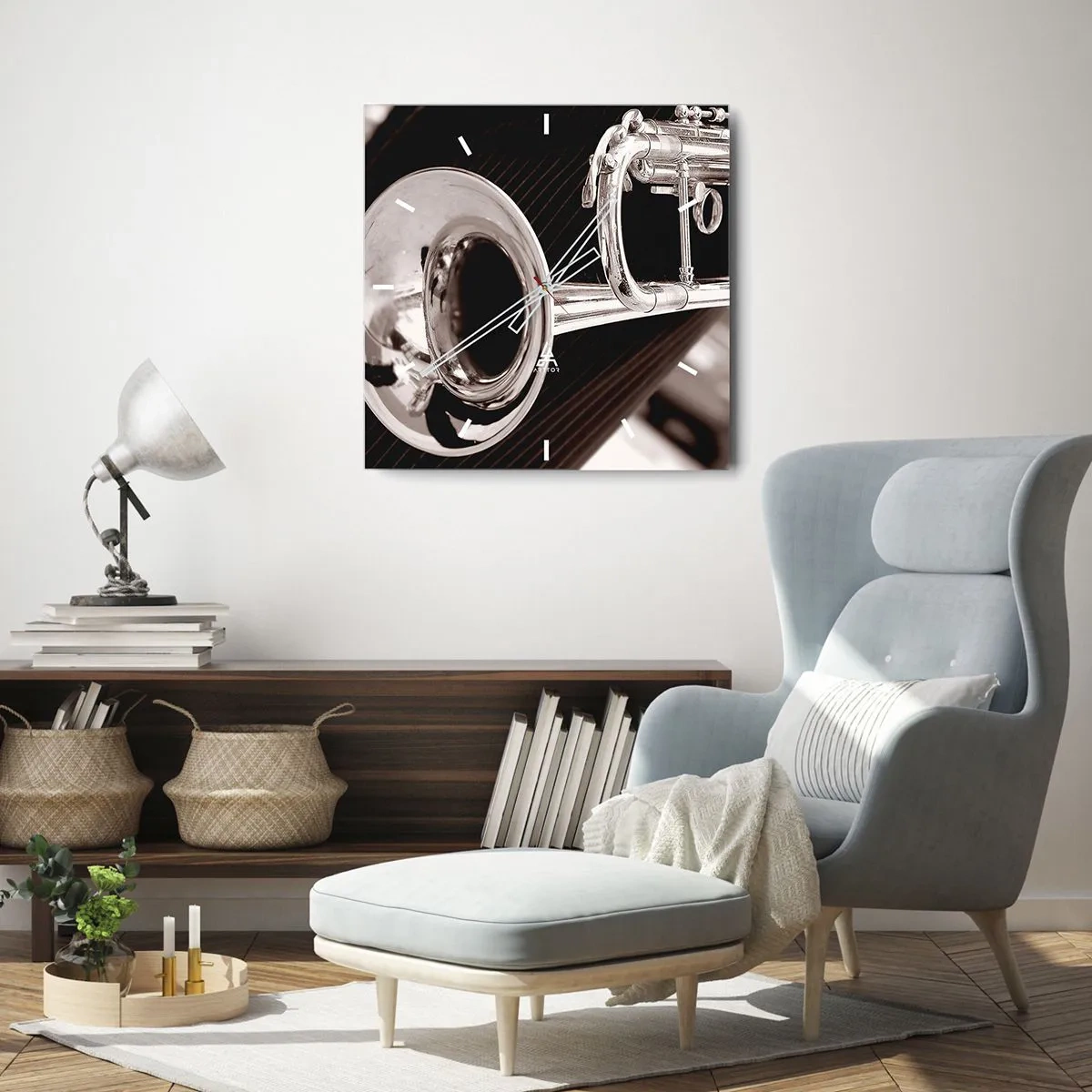 Zegar ścienny - Srebrna trąbka w zbliżeniu na tle eleganckiego materiału - 30x30cm - Muzyczna podróż do lat 30. - Nowoczesna dekoracja ścienna do salonu i sypialni ARTTOR