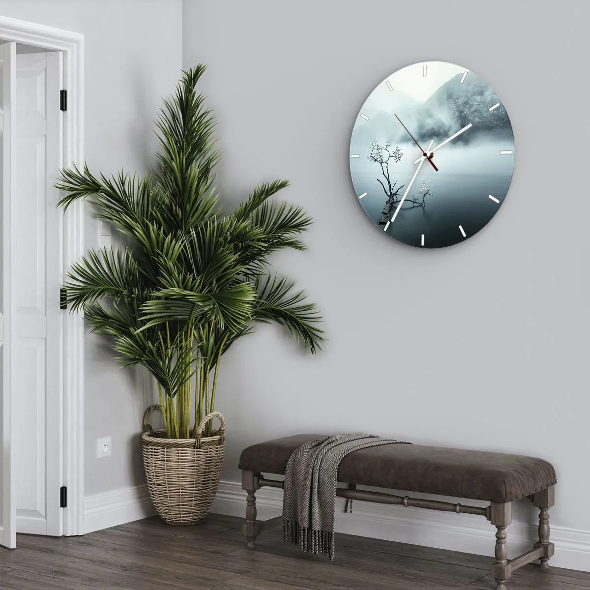 Zegar ścienny - Drzewko na zalanej kładce pośród mgły i gór - 30x30cm - Z wody i mgły - Nowoczesna dekoracja ścienna do salonu, kuchni i sypialni ARTTOR