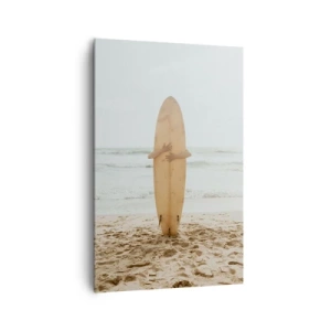 Obraz na płótnie - Osoba trzymająca deskę surfingową na tle oceanu - 80x120cm - Z miłości do fal - Nowoczesna dekoracja ścienna do salonu i sypialni ARTTOR