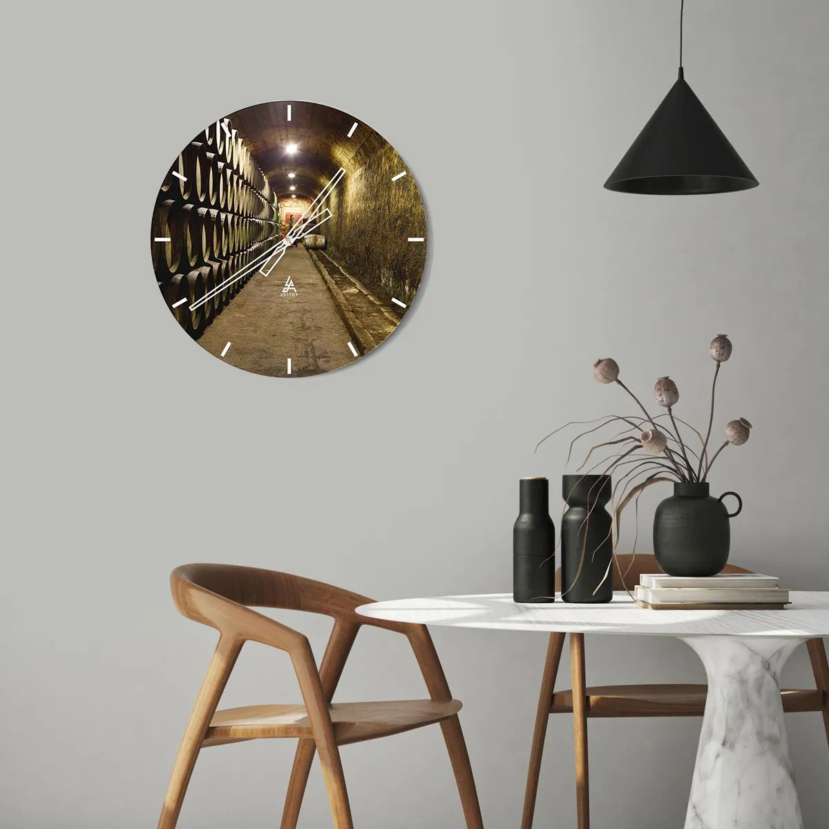 Zegar ścienny - Wnętrze piwnicy z drewnianymi beczkami na wino - 30x30cm - Dobrze jest poleżeć sobie - Nowoczesna dekoracja ścienna do salonu, kuchni i sypialni ARTTOR