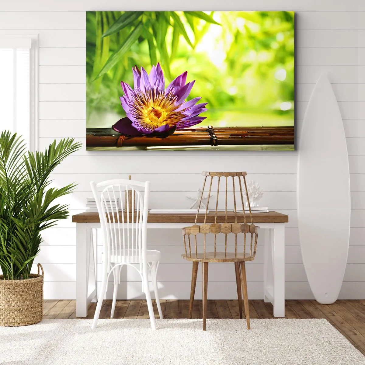 Obraz na płótnie - Purpurowy kwiat lotosu na tle zielonych liści bambusa - 70x50cm - W azjatyckim słońcu - Nowoczesna dekoracja ścienna do salonu i sypialni ARTTOR