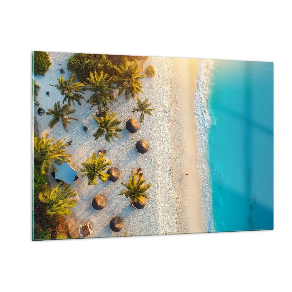 Obraz na szkle - Tropikalna plaża z palmami i parasolami w ujęciu z lotu ptaka - 120x80cm - Witaj w raju - Nowoczesna dekoracja ścienna do salonu, kuchni i sypialni ARTTOR
