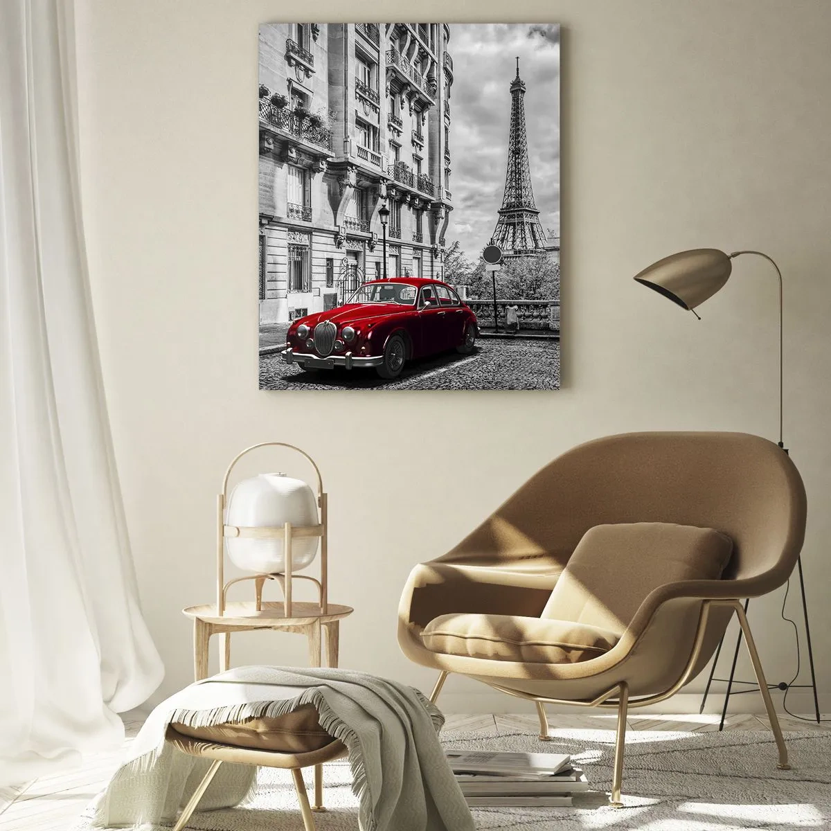 Obraz na szkle - Czerwony samochód na tle wieży Eiffla w czarno-białym Paryżu - 50x70cm - Drapieżnik w mieście - Nowoczesna dekoracja ścienna do salonu, kuchni i sypialni ARTTOR