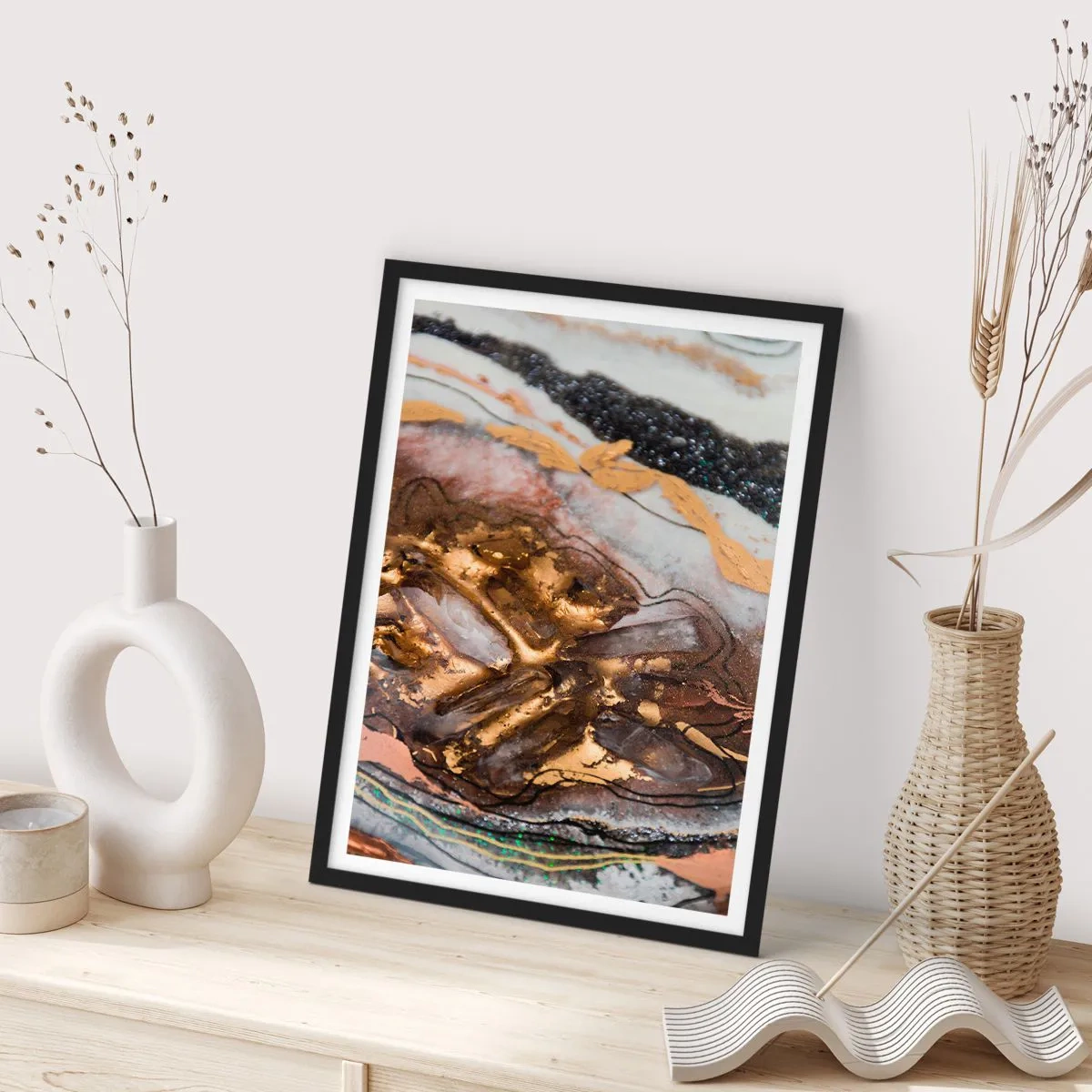 Plakat w czarnej ramie - Abstrakcyjny wzór w odcieniach złota, czerni i bieli, inspirowany naturą - 50x70cm - Żywioł ziemi - Nowoczesna dekoracja ścienna do salonu i sypialni ARTTOR
