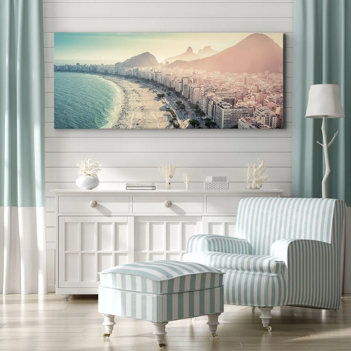 Obraz na płótnie - Panorama plaży Copacabana z górami w tle w Rio de Janeiro - 120x50cm - Wieczne wakacje w Rio - Nowoczesna dekoracja ścienna do salonu i sypialni ARTTOR