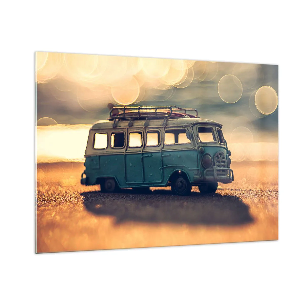 Obraz na szkle - Zabawka bus vintage na plaży o zachodzie słońca - 100x70cm - Koniec bożków: pieniądza i pracy - Nowoczesna dekoracja ścienna do salonu, kuchni i sypialni ARTTOR