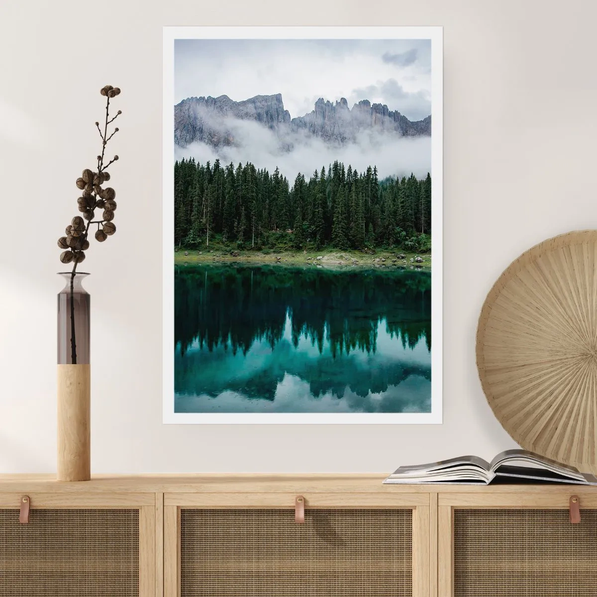 Plakat - Zielony las nad jeziorem z górami w tle otoczonymi mgłą - 50x70cm - Cicho, cicho, nie budźmy wody spiącej… - Nowoczesna dekoracja ścienna do salonu, kuchni i sypialni ARTTOR