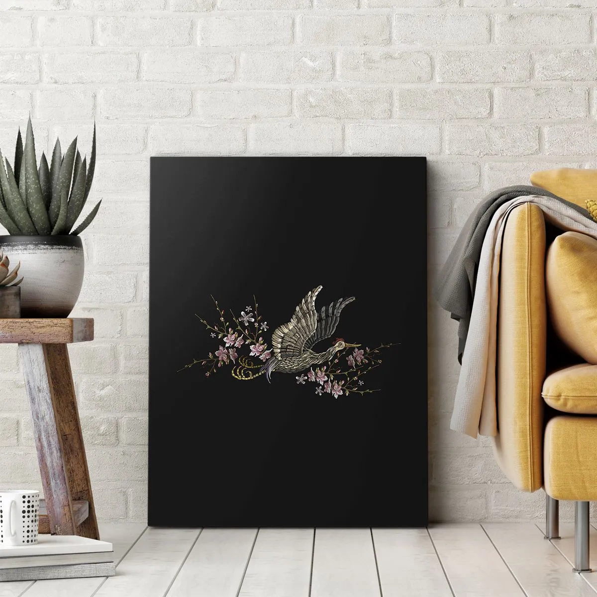 Obraz na płótnie - Żuraw w locie otoczony kwiatami wiśni na czarnym tle - 50x70cm - Egzotyczny, haftowany ptak - Nowoczesna dekoracja ścienna do salonu, kuchni i sypialni ARTTOR