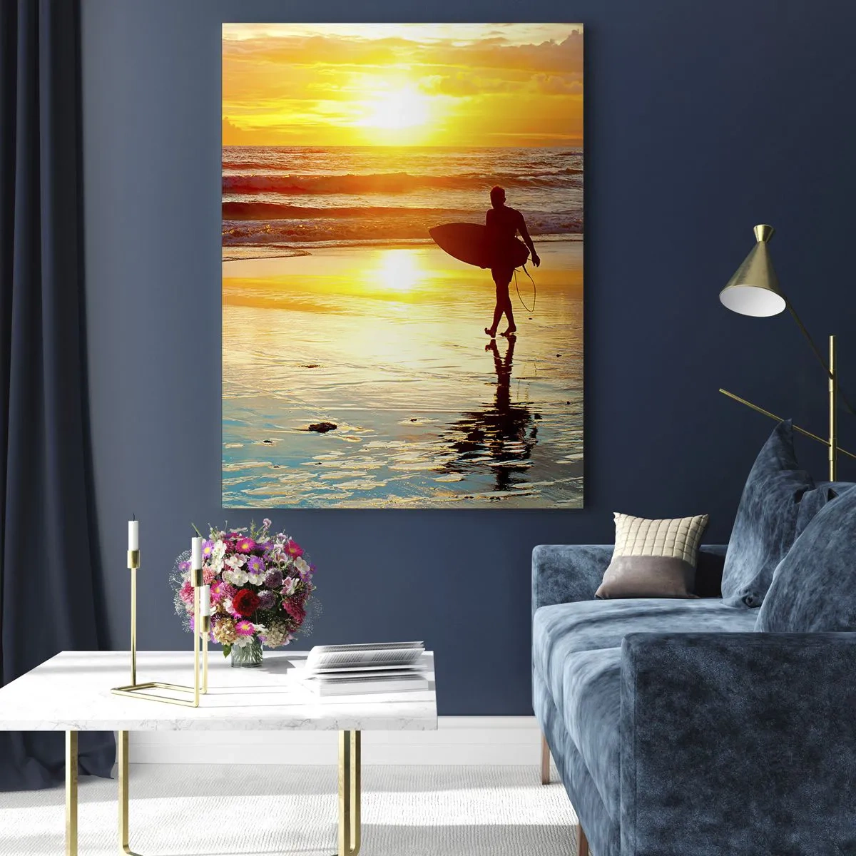 Obraz na szkle - Surfer idący po plaży o zachodzie słońca z deską - 50x70cm - Powrót wojownika - Nowoczesna dekoracja ścienna do salonu, kuchni i sypialni ARTTOR