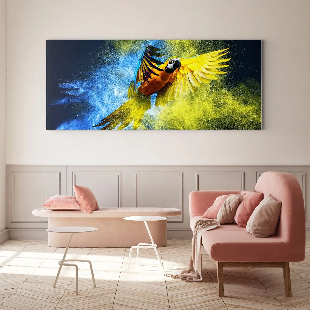 Obraz na szkle - Papuga w locie na tle kolorowych eksplozji żółtego i niebieskiego - 160x50cm - W błękitno-złotym pyle - Nowoczesna dekoracja ścienna do salonu i sypialni ARTTOR