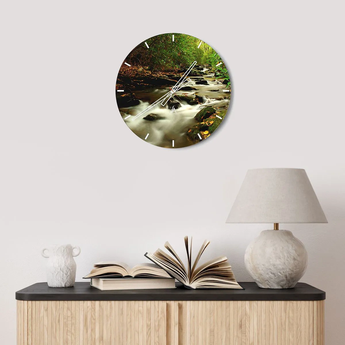 Zegar ścienny - Leśny strumień w otoczeniu zieleni - 30x30cm - Jak płynne srebro - Nowoczesna dekoracja ścienna do salonu, kuchni i sypialni ARTTOR