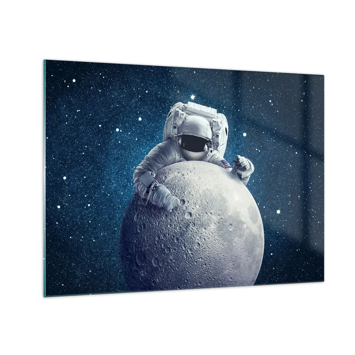 Obraz na szkle - Astronauta przytulający księżyc na tle gwieździstego nieba - 70x50cm - Kosmiczny żartowniś - Nowoczesna dekoracja ścienna do salonu i sypialni ARTTOR