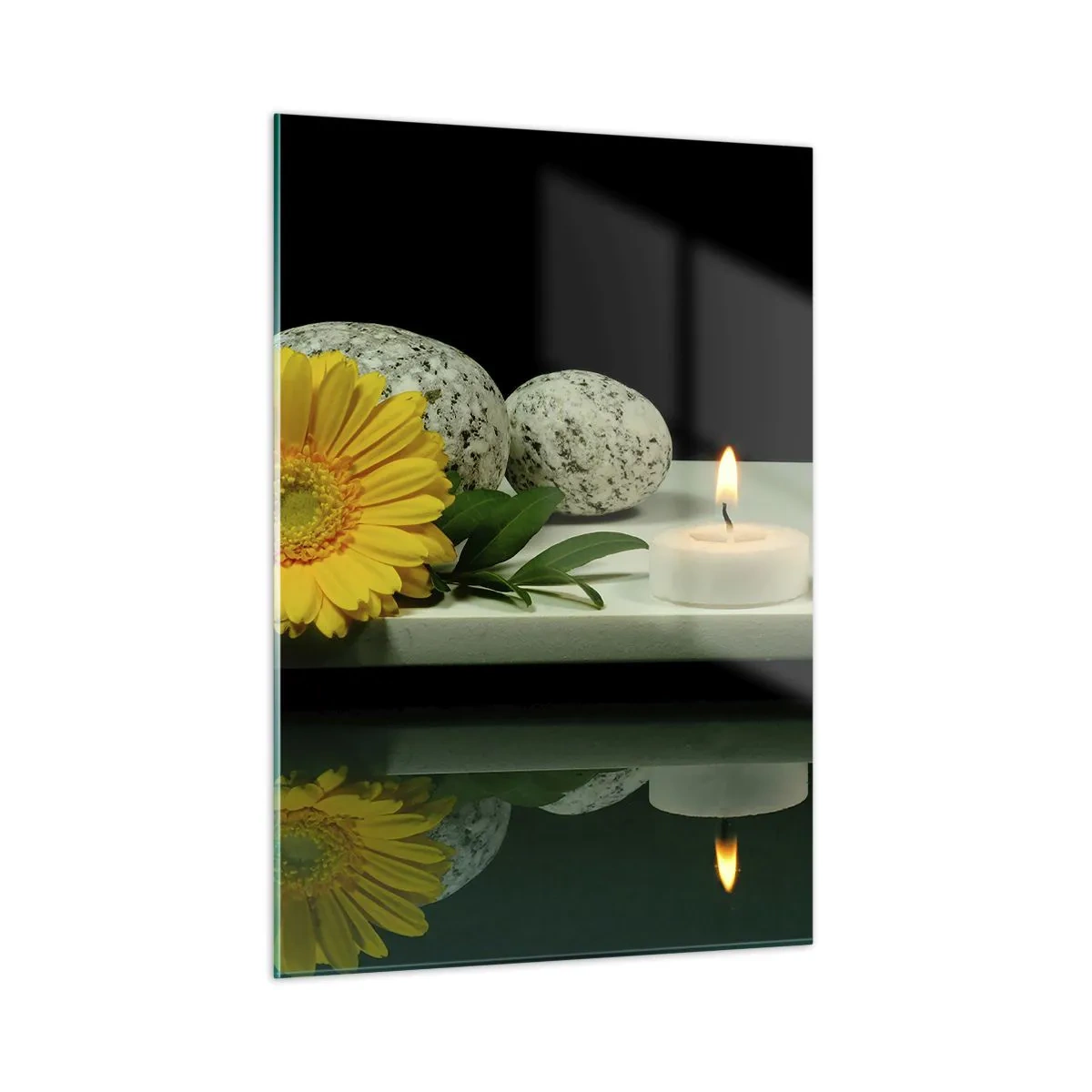 Obraz na szkle - Świece, kamienie i żółty kwiat odbite w wodzie - 50x70cm - Ukojenie zmysłów - Nowoczesna dekoracja ścienna do salonu, kuchni i sypialni ARTTOR