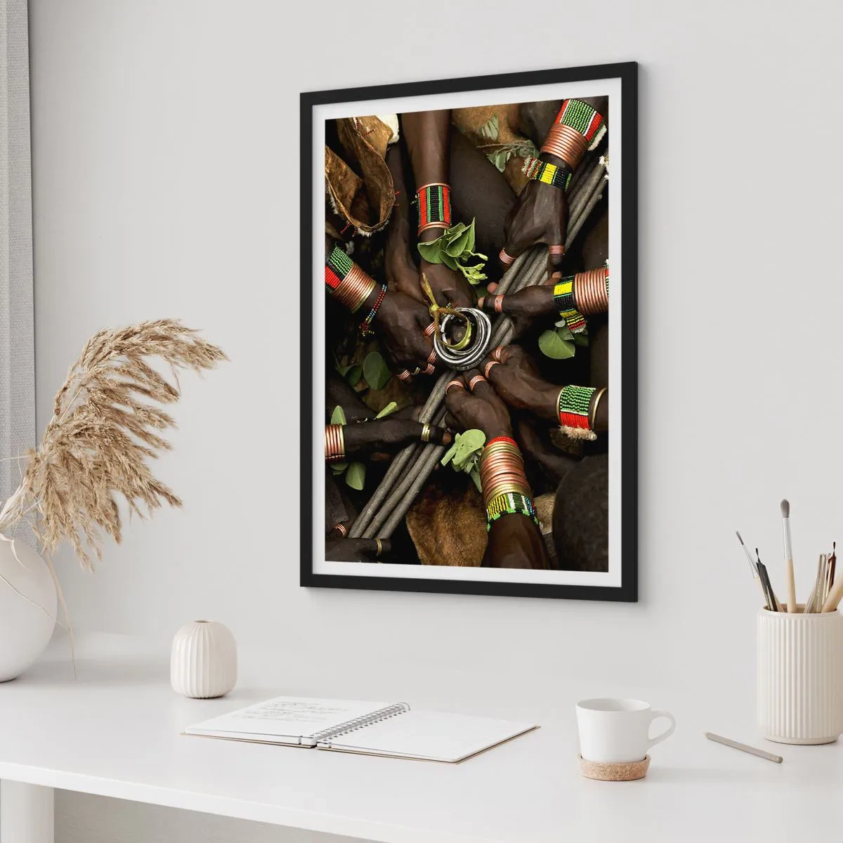 Plakat w czarnej ramie - Ręce w tradycyjnych bransoletkach, w geście wspólnoty - 50x70cm - Jesteśmy razem - Nowoczesna dekoracja ścienna do salonu i sypialni ARTTOR