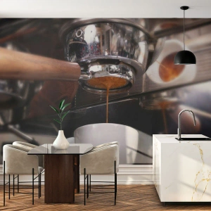 Fototapeta Premium Sand - Ekspres do kawy nalewający espresso do białej filiżanki - 100x70cm - Dobra chwila dnia - Nowoczesna dekoracja ścienna do salonu, kuchni i sypialni ARTTOR