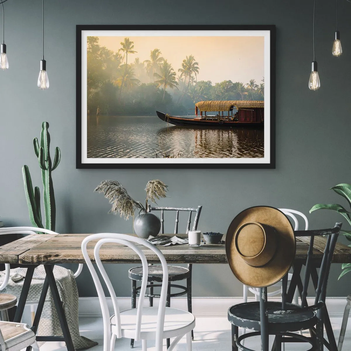 Plakat w czarnej ramie - Tradycyjna łódź na spokojnej rzece wśród palm - 100x70cm - Dom na rzece - Nowoczesna dekoracja ścienna do salonu i sypialni ARTTOR