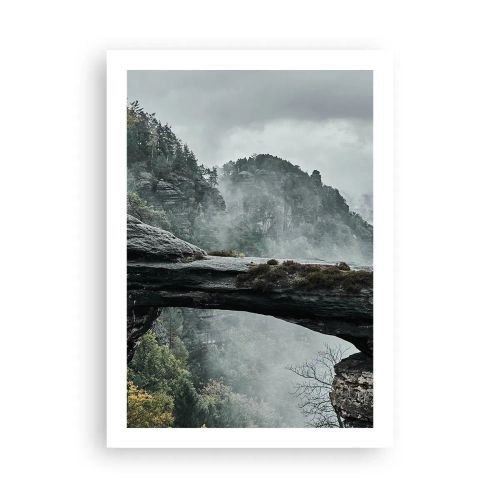 Plakat - Fotografia tajemniczego mostu skalnego otoczonego mgłą w górskim krajobrazie - 50x70cm - Zaraz się zacznie przygoda - Nowoczesna dekoracja ścienna do salonu, kuchni i sypialni ARTTOR