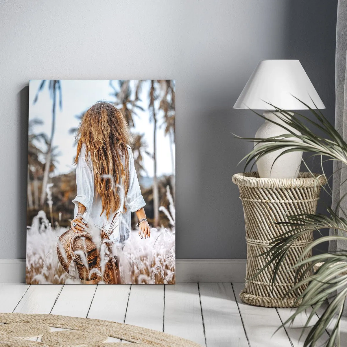 Obraz na płótnie - Kobieta z długimi włosami spacerująca po polu traw w otoczeniu palm - 50x70cm - Zrodzona z puchu traw - Nowoczesna dekoracja ścienna do salonu, kuchni i sypialni ARTTOR