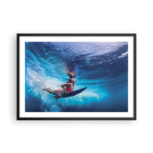 Plakat w czarnej ramie - Surferka pod wodą w dynamicznej kompozycji w odcieniach błękitu - 70x50cm - Głębia radości - Nowoczesna dekoracja ścienna do salonu i sypialni ARTTOR