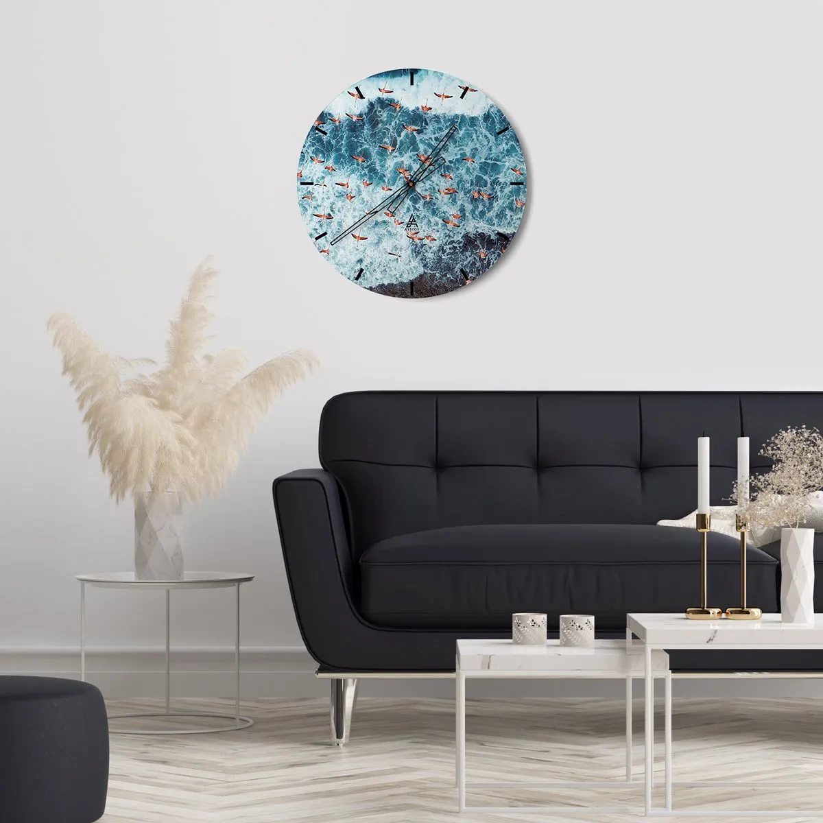 Zegar ścienny - Stado flamingów nad morskimi falami widziane z lotu ptaka - 30x30cm - Nadmorska parada - Nowoczesna dekoracja ścienna do salonu, kuchni i sypialni ARTTOR