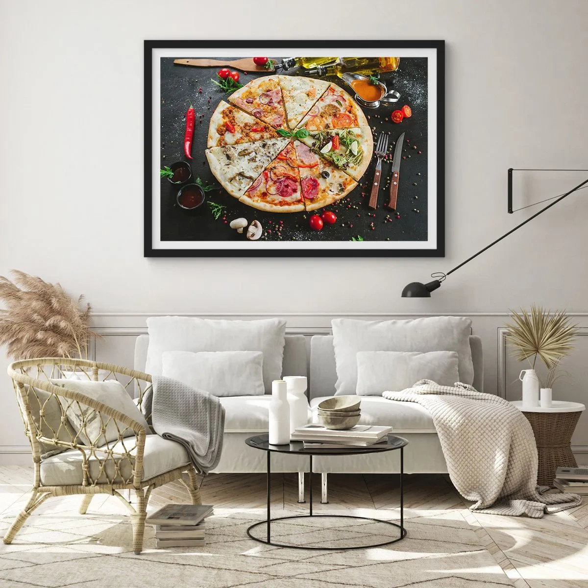 Plakat w czarnej ramie - Pizza w różnych smakach na tle z dodatkami - 100x70cm - Wachlarz smaków - Nowoczesna dekoracja ścienna do salonu i sypialni ARTTOR