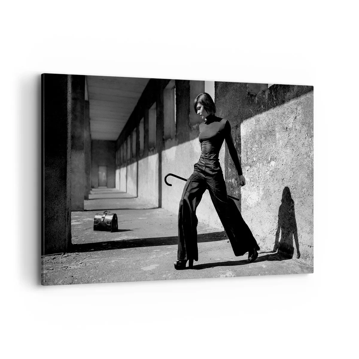Obraz na płótnie - Stylowa kobieta w industrialnym otoczeniu - 120x80cm - Miejska elegancja - Nowoczesna dekoracja ścienna do salonu, kuchni i sypialni ARTTOR