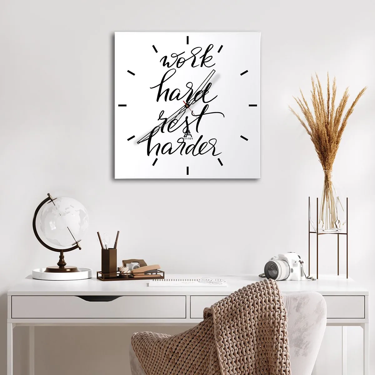 Zegar ścienny - Cytat Work hard rest harder na białym tle - 30x30cm - Życiowa równowaga - Nowoczesna dekoracja ścienna do salonu i sypialni ARTTOR