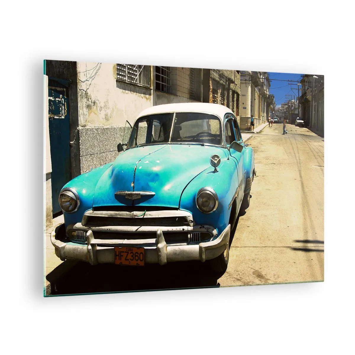 Obraz na szkle - Zabytkowy niebieski samochód na ulicy w słońcu - 70x50cm - Evviva Cuba! - Nowoczesna dekoracja ścienna do salonu i sypialni ARTTOR