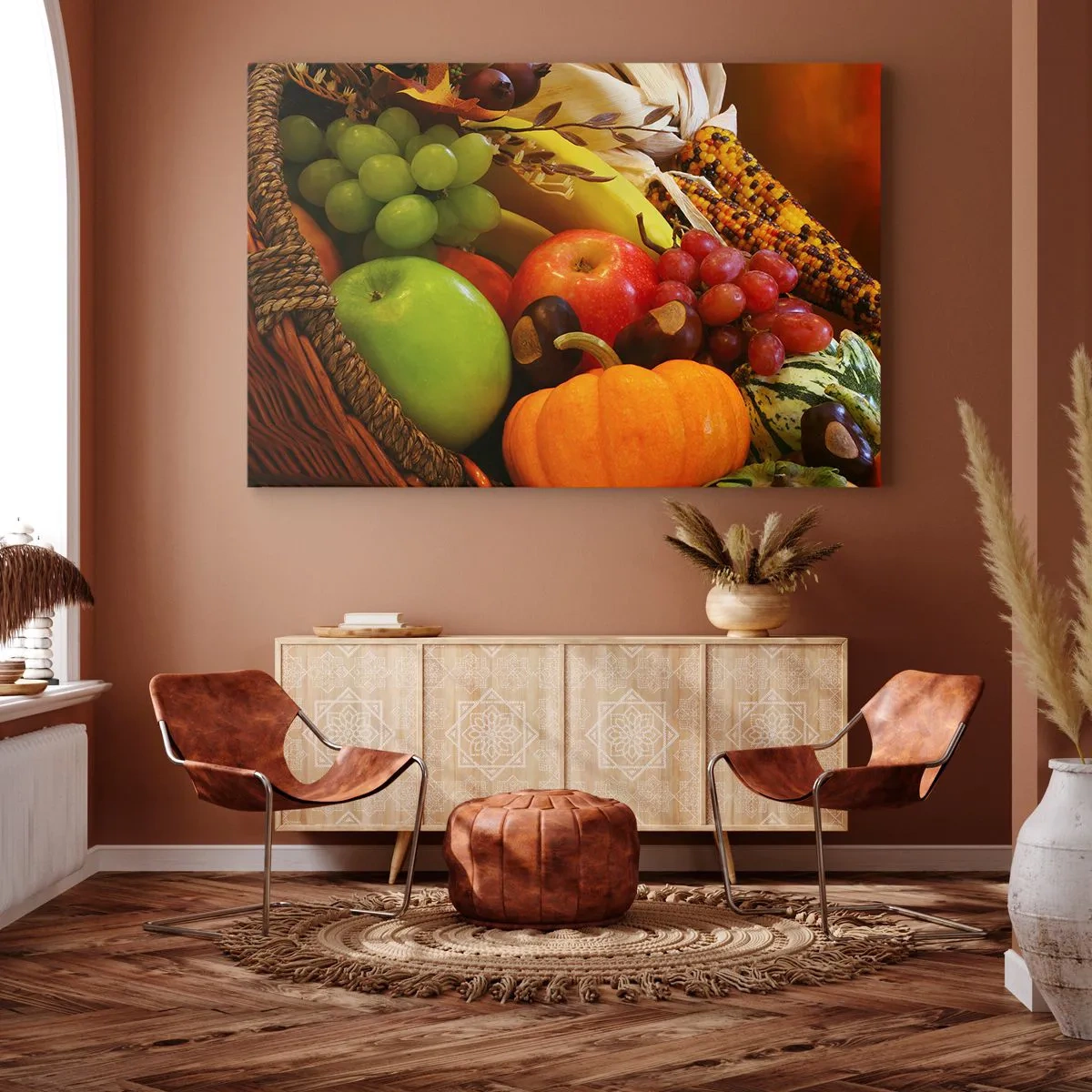 Obraz na płótnie - Kosz z owocami, dynią i kukurydzą na tle jesiennych barw - 70x50cm - Koszyk urodzaju - Nowoczesna dekoracja ścienna do salonu i sypialni ARTTOR