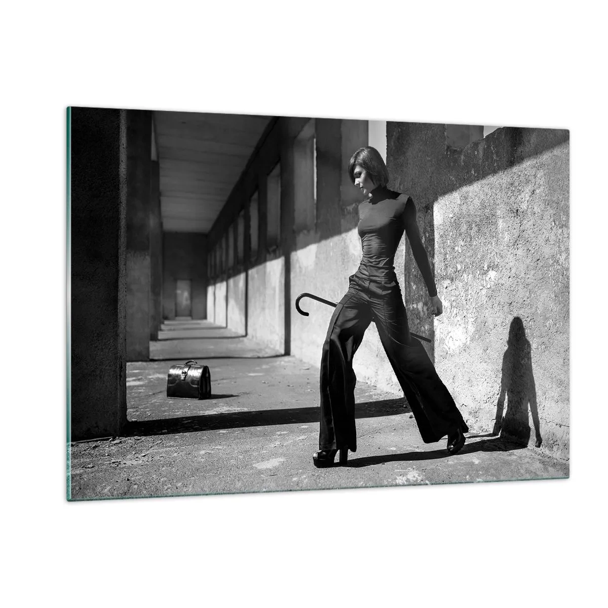 Obraz na szkle - Czarno-biała fotografia kobiety w eleganckim stroju w miejskim otoczeniu - 120x80cm - Miejska elegancja - Nowoczesna dekoracja ścienna do salonu, kuchni i sypialni ARTTOR