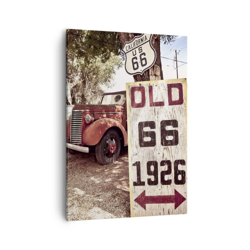 Obraz na płótnie - Retro samochód przy znaku Route 66 - 50x70cm - Legenda amerykanskiej prowincji - Nowoczesna dekoracja ścienna do salonu, kuchni i sypialni ARTTOR