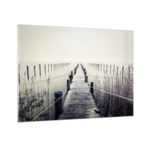 Obraz na szkle - Drewniany pomost prowadzący w głąb spokojnego jeziora we mgle - 70x50cm - Zanurz się w spokoju - Nowoczesna dekoracja ścienna do salonu i sypialni ARTTOR