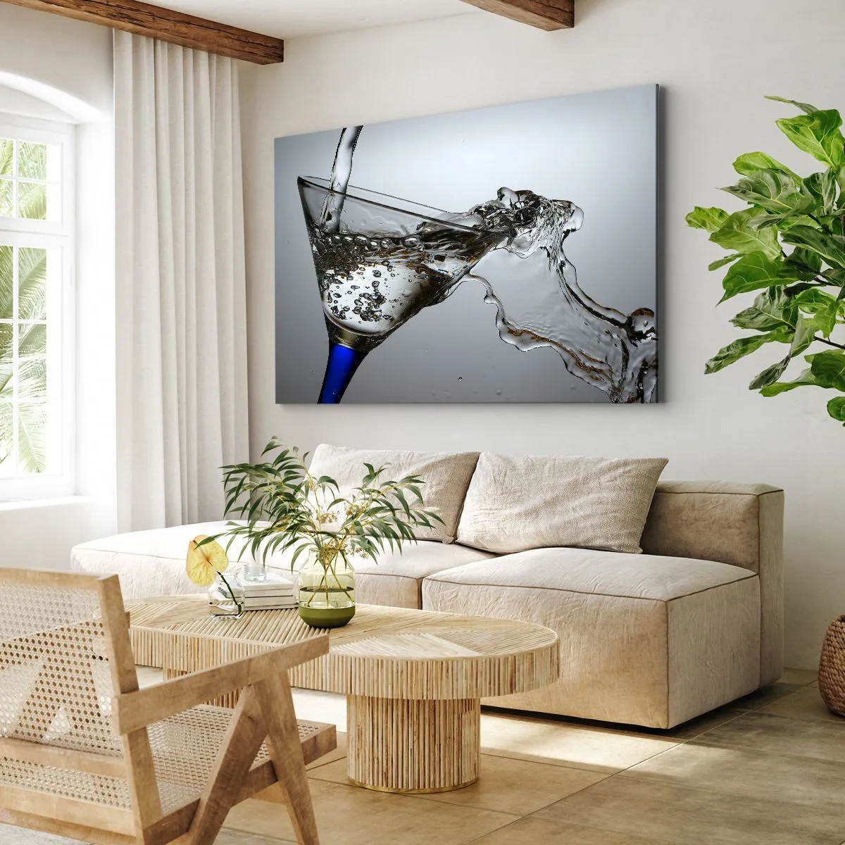 Obraz na płótnie - Szklanka z wodą w ruchu na jasnym tle - 70x50cm - Krystaliczna woda w kryształowym szkle - Nowoczesna dekoracja ścienna do salonu i sypialni ARTTOR