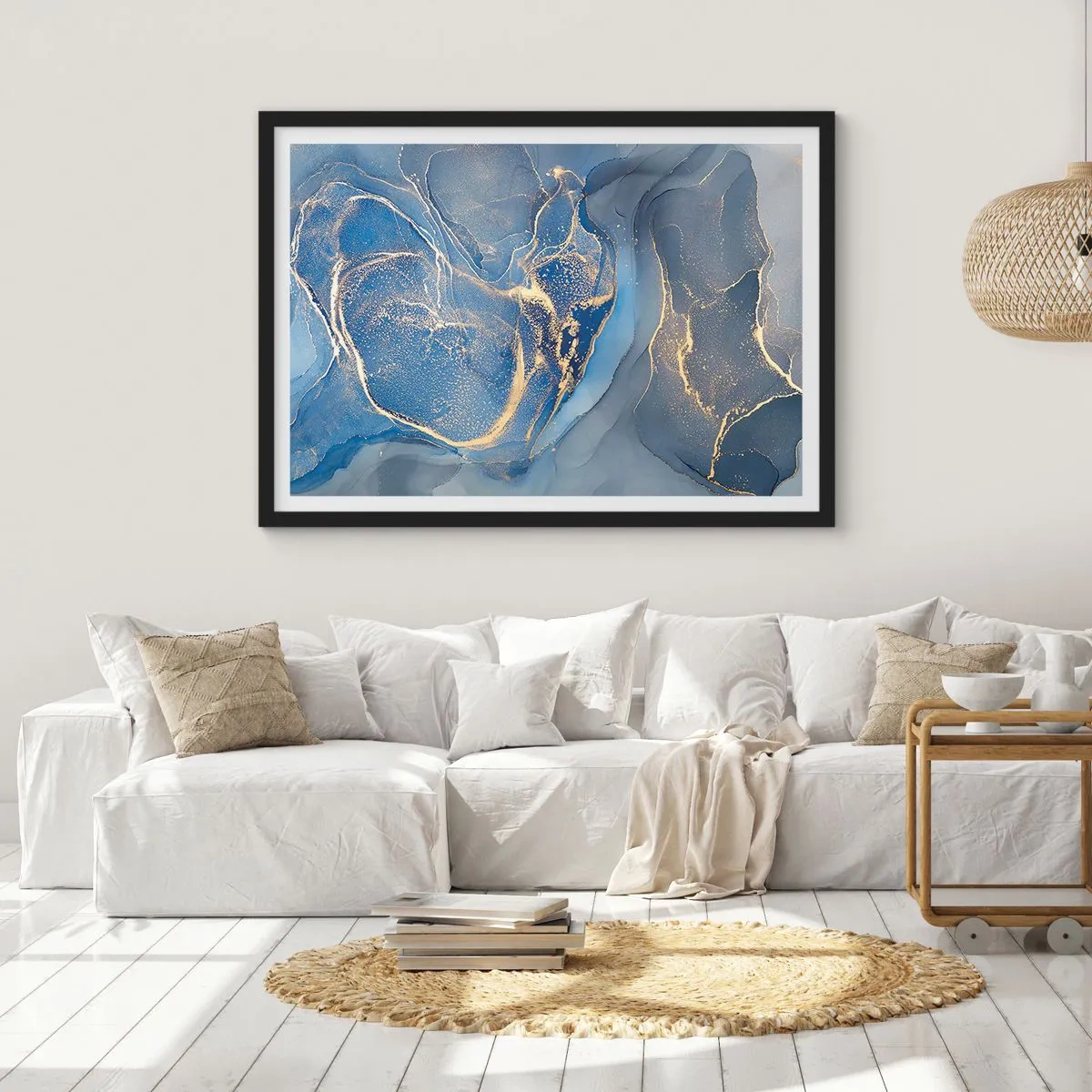 Plakat w czarnej ramie - Abstrakcyjne niebieskie wzory ze złotymi akcentami - 70x50cm - Złoty pył - Nowoczesna dekoracja ścienna do salonu i sypialni ARTTOR