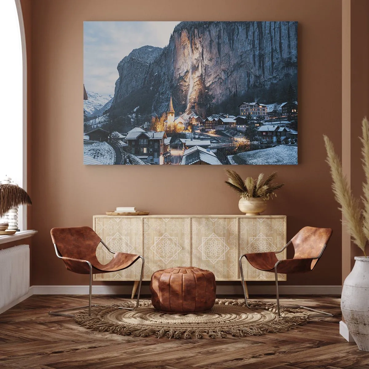 Obraz na płótnie - Malownicza zimowa wioska otoczona górami - 100x70cm - Świetlisty duch zimy - Nowoczesna dekoracja ścienna do salonu, kuchni i sypialni ARTTOR