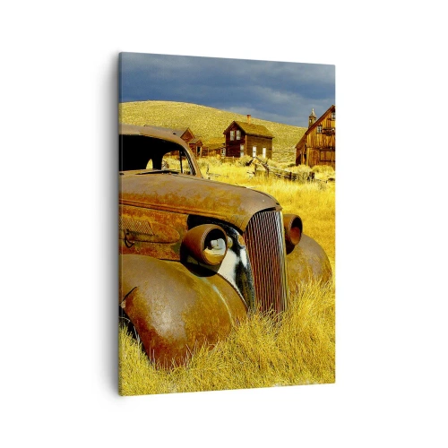 Obraz na płótnie - Porzucony zabytkowy samochód na tle opuszczonych budynków - 50x70cm - Zasłużony odpoczynek - Nowoczesna dekoracja ścienna do salonu, kuchni i sypialni ARTTOR