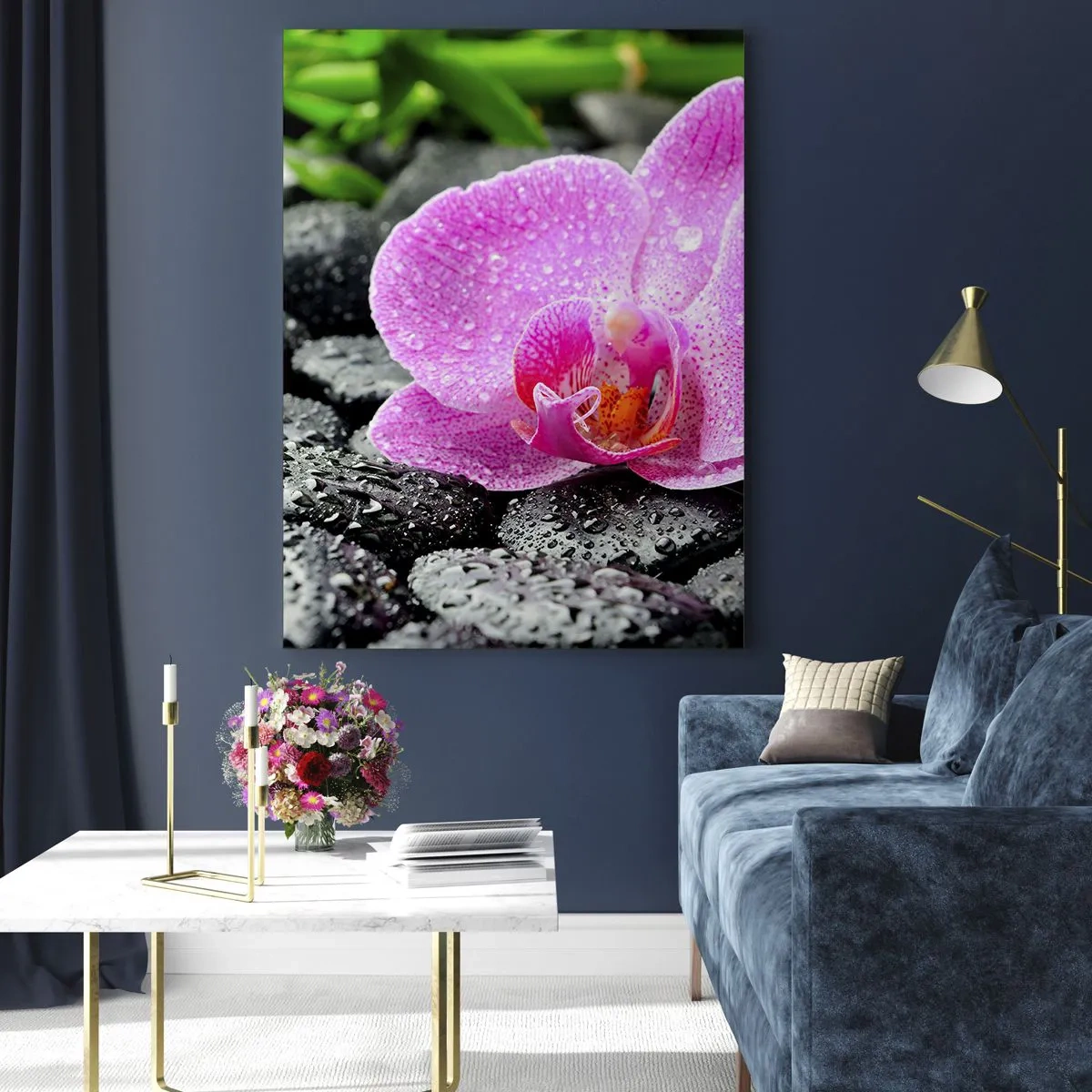 Obraz na szkle - Różowa orchidea na mokrych czarnych kamieniach z zielonymi liśćmi - 70x100cm - Jak otwarte serce - Nowoczesna dekoracja ścienna do salonu i sypialni ARTTOR