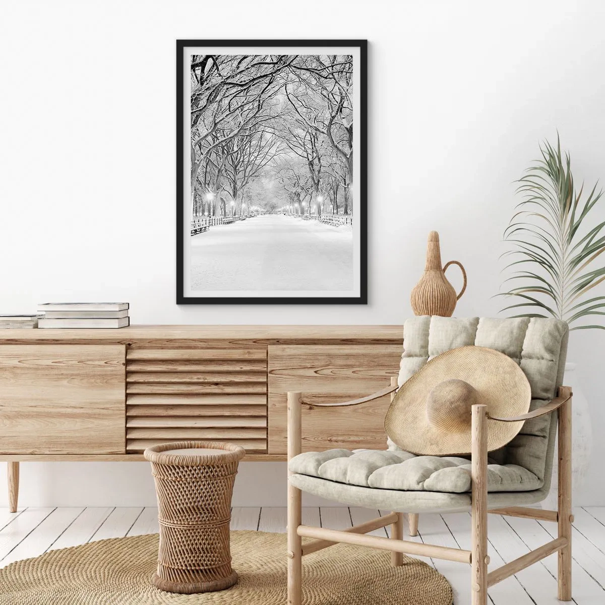Plakat w czarnej ramie - Zimowa aleja drzew pokryta śniegiem w parku - 50x70cm - Cztery pory roku – zima - Nowoczesna dekoracja ścienna do salonu i sypialni ARTTOR