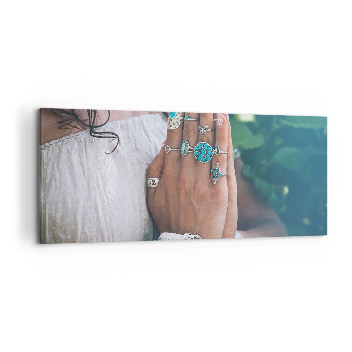 Obraz na płótnie - Ręce ozdobione biżuterią w stylu boho - 120x50cm - Witaj w centrum bytu - Nowoczesna dekoracja ścienna do salonu i sypialni ARTTOR