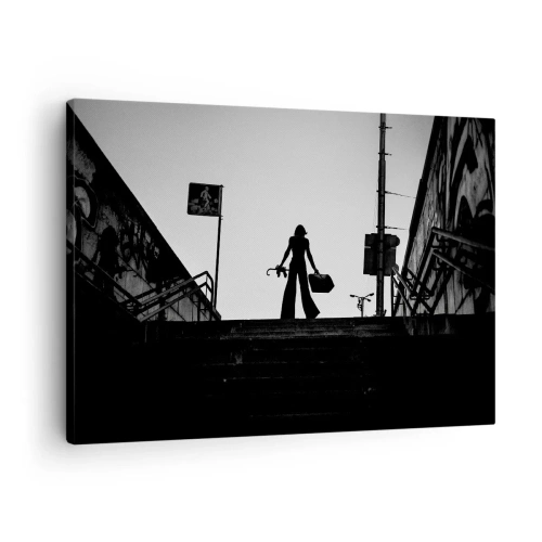 Obraz na płótnie - Postać kobiety na schodach w czerni i bieli z dynamicznym klimatem - 70x50cm - Miejska wędrówka - Nowoczesna dekoracja ścienna do salonu i sypialni ARTTOR