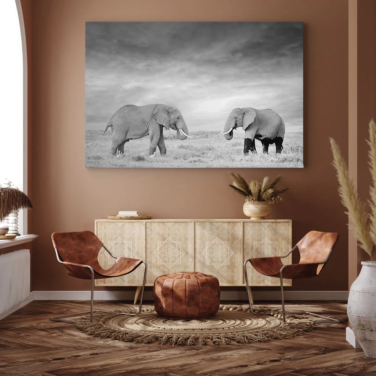 Obraz na płótnie - Dwa słonie na tle afrykańskiej sawanny - 70x50cm - Szare jest piękne - Nowoczesna dekoracja ścienna do salonu i sypialni ARTTOR